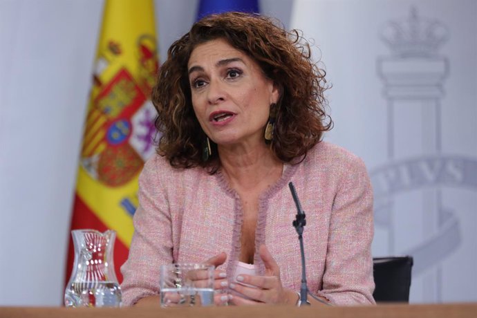 La ministra d'Hisenda en funcions, María Jesús Montero, compareix davant els mitjans de comunicació després de la reunió del Consell de Ministres en Moncloa, a Madrid (Espanya), a 11 d'octubre de 2019.