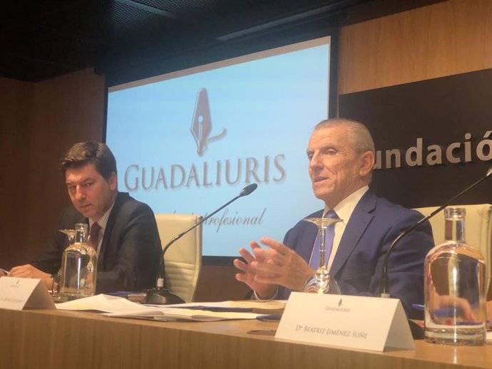 El economista y abogado Manuel Conthe, a la derecha de la imagen, este viernes en Sevilla junto al presidente de Guadaliuris, Eduardo Osborne.