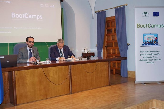 Herrador (izda.) y Montoro presentan la convocatoria 'Bootcamps'