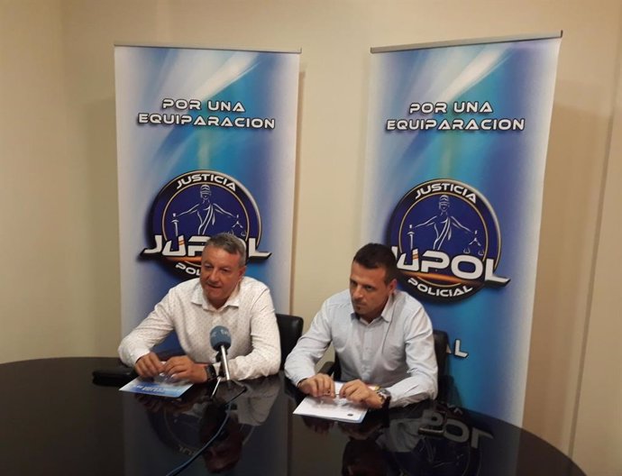 El secretario general de Jupol, José María García, y el responsable de Comunicación, Pablo Pérez, anuncian que declaran conflicto colectivo para reclamar una equiparación salarial "real"