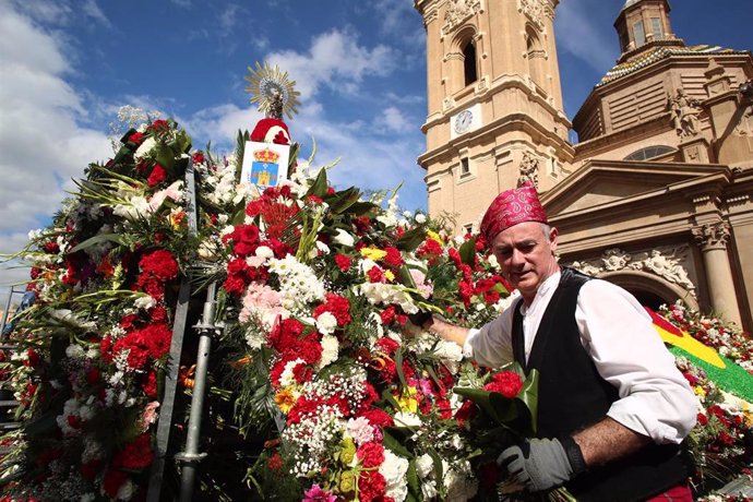 Un hombre participando en la Ofrenda de flores a la Virgen del Pilar en Zaragoza con el traje típico 