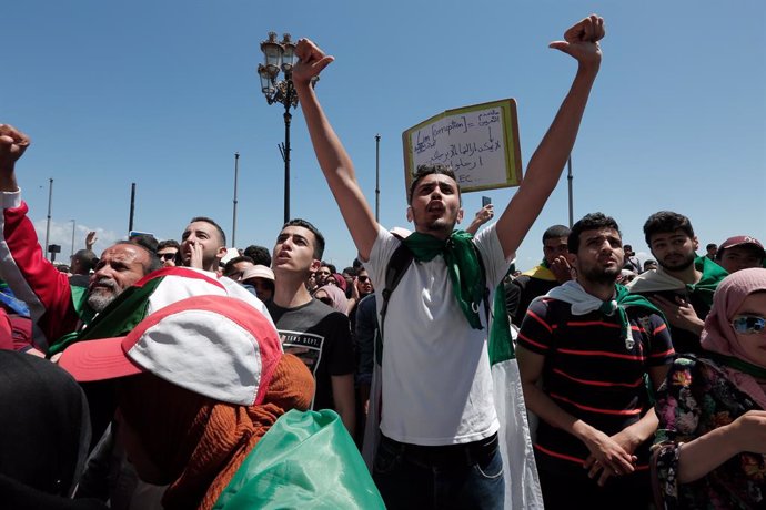 Argelia.- Miles de argelinos vuelven a protestar para rechazar las presidenciale