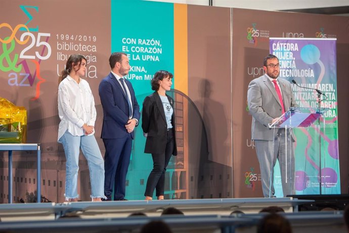 Amaia Romero, Ramón Gonzalo, Gurutze Pérez y el consejero Javier Remírez en la entrega de premios del primer concurso de trabajos fin de grado y máster de la Cátedra Mujer, Ciencia y Tecnología y del certamen escolar Yo quiero ser científica