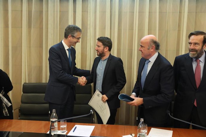 El gobernador del Banco de España, Pablo Hernández de Cos, saluda al profesor de Economía de la Universidad de California en Berkeley, Gabriel Zucman, junto al vicepresidente del Banco Central europeo (BCE), Luis de Guindos