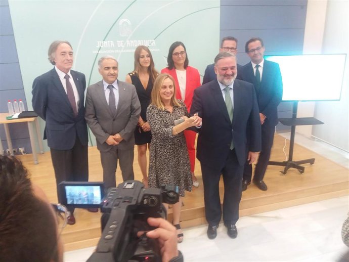 Marifrán Carazo y el equipo de delegados de la Junta en Granada presentan los Presupuestos para 2020