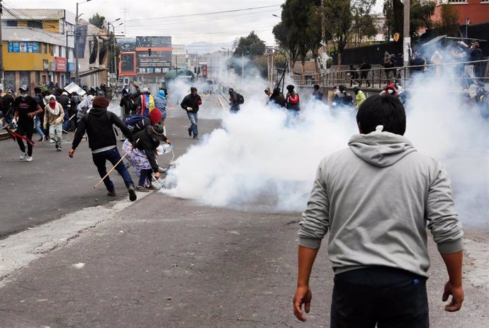 Ecuador.- Enfrentamientos entre policías e indígenas cerca del Parlamento en una