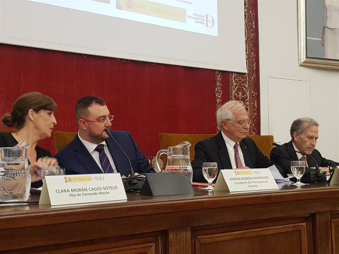 El ministro de Asuntos Exteriores en funciones, Josep Borrell, en la presentación de un libro homenaje a Fernando Morán