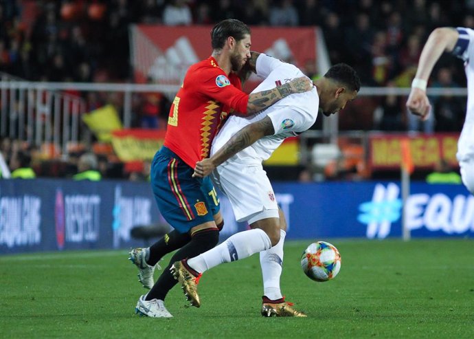 Sergio Ramos pugna con el noruego King en el partido entre la selección española y Noruega celebrado en Mestalla en la fase de clasificación para la Eurocopa 2020