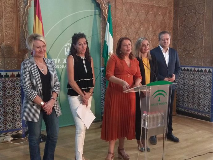 La consejera de Agricultura, Carmen Crespo, junto a varios delegados de la Junta en Almería