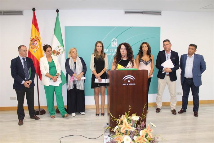 La consejera de Igualdad, Rocío Ruiz, y la delegada de la Junta, Bella Verano, junto a los delegados de Huelva.