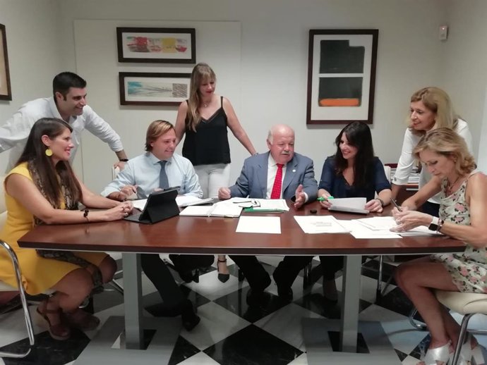 Jesús Aguirre (centro) analiza los presupuestos andaluces para 2020 con los delegados de la Junta en Córdoba.