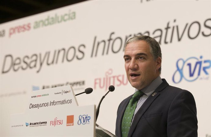 El consejero de la Presidencia, Administración Pública e Interior, Elías Bendodo (d), durante su intervención en los desayunos informativos de Europa Press Andalucía en colaboración con Fundación Cajasol, Atlantic Copper, Fujitsu, Orange y Laboratorios 