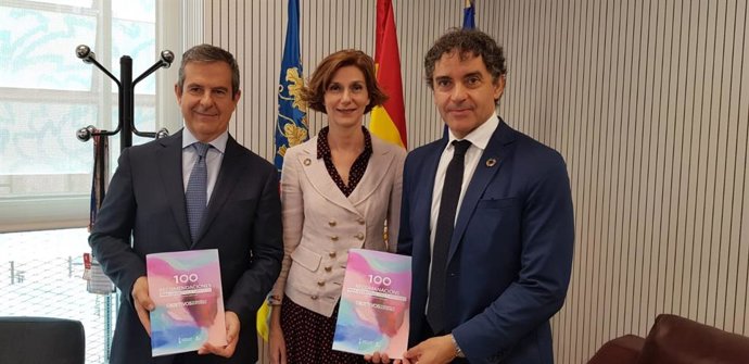 Turismo.- Colomer entrega a la secretaria de Estado de Turismo una guía de soste