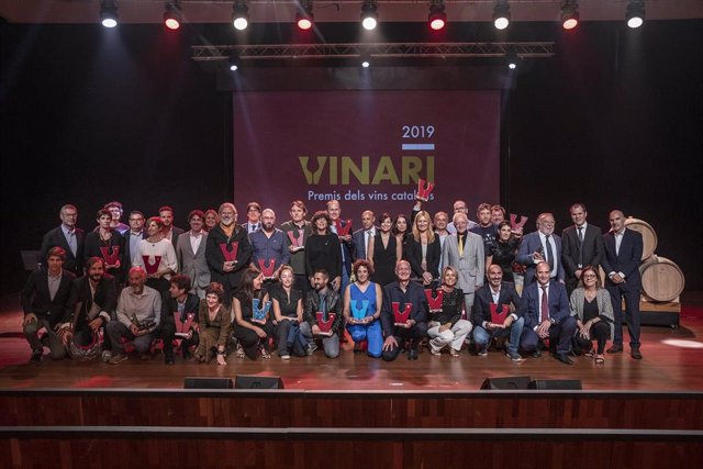 Galardonados con los Premis Vinari 2019 a los mejores vinos catalanes del año, junto a la consellera de Agricultura de la Generalitat, Teresa Jordà, en el Auditori de Vilafranca del Penedès (Barcelona)