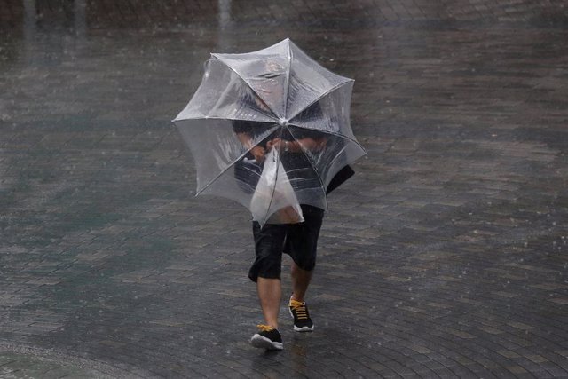Un hombre cerca de la estación de Shinagawa a medida que el tifón 'Hagibis' se acerca a Tokio