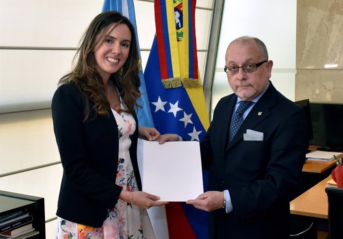 Venezuela.- Argentina entrega plenos poderes diplomáticos a la embajadora de Gua