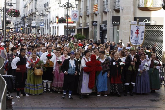 Oferentes con la Cruz de Lorena llegando esta mañana a la plaza del Pilar de Zaragoza.