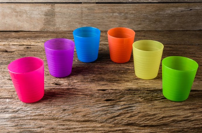 Imagen de recurso vasos de colores. 