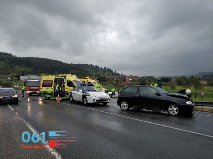 Evacuados a Valdecilla cuatro heridos al colisionar tres coches en Parbayón