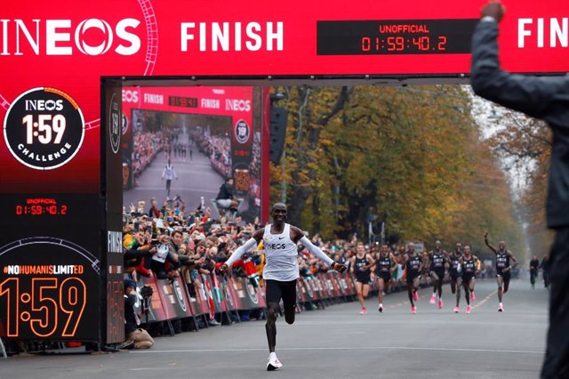 El atleta keniano Eliud Kipchoge se convierte en Viena en el primer hombre en completar un maratón en menos de dos horas