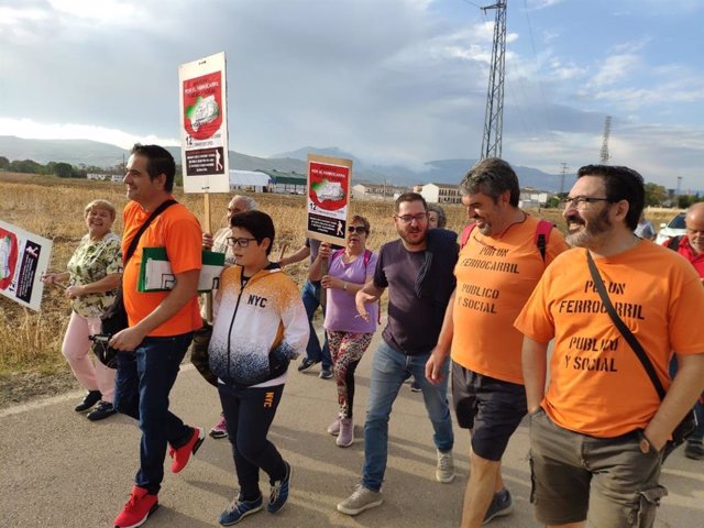 El portavoz de Adelante Andalucía en la Comisión de Fomento, Diego Crespo, en las marchas para la "defensa de un ferrocaril público y social"
