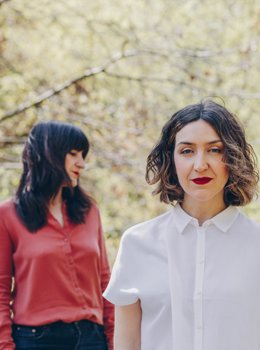 Pauline en la playa, dúo de las hermanas Alicia y Mar Álvarez, que actuarán en el MVA de la Diputación