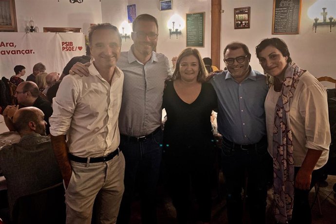 Los candidatos del PSIIB-PSOE al Congreso por Baleares, Pere Joan Pons (primero izquierda), y al Senado por Mallorca, Cosme Bonet (segundo derecha).