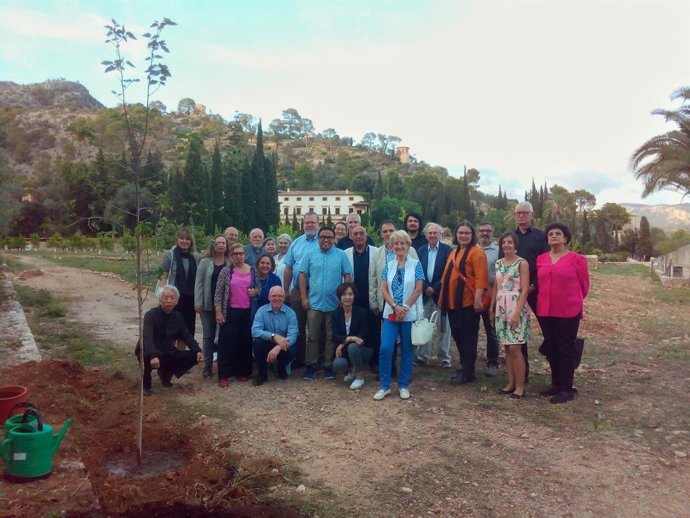 El comité de expertos en turismo cultural de Icomos en una visita en Raixa.