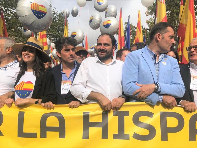 Inés Arrimadas (Cs), Fernando Sánchez Costa (SCC) y Josep Bou (PP) en una manifestación en Barcelona por el 12 de Octubre y la Hispanidad