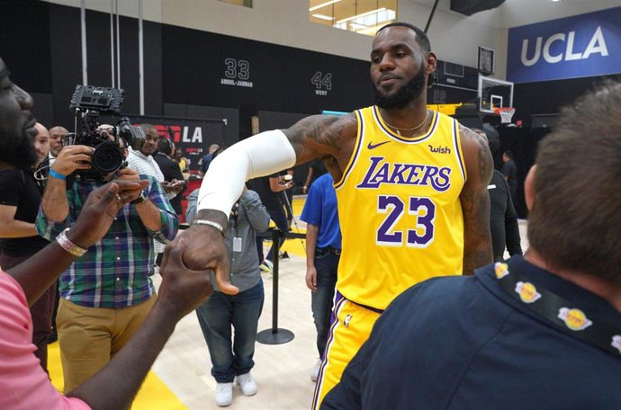27 September 2019, US, El Segundo: Los Angeles Lakers LeBron James greets fans during the team's media day. Photo: Scott Varley/Orange County Register via ZUMA/dpa