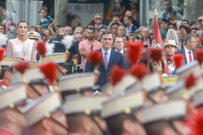 El presidente del Gobierno en funciones, Pedro Sánchez, asiste al desfile militar por el Día de la Fiesta Nacional