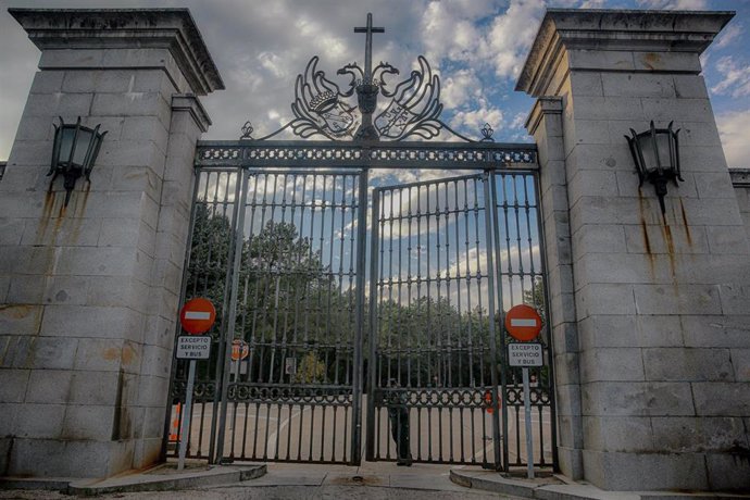 Una agente de la Guardia Civil cierra la puerta de entrada al Valle de los Caídos. La basílica se cierra horas después del anuncio por parte del Gobierno de que los restos del dictador Francisco Franco saldrán del Valle de los Caídos antes del 25 de oct