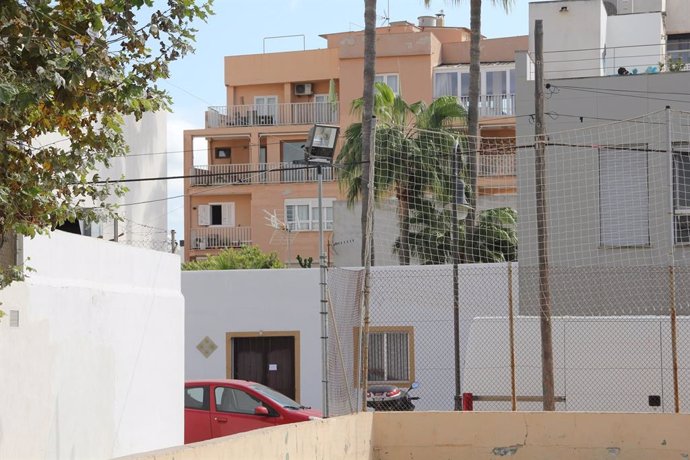 El Ayuntamiento de Palma ha colocado esta semana farolas para alumbrar la pista deportiva de Es Molinar, mientras se realizan "las obras para colocar el alumbrado definitivo"