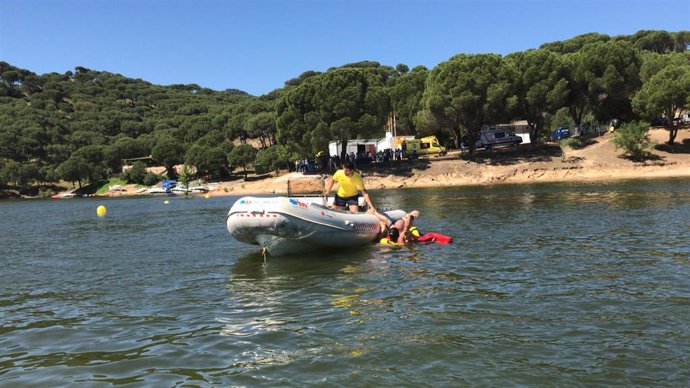 Imagen de una embarcación del dispositivo de seguridad de verano en el Pantano de San Juan, en la Comunidad de Madrid.