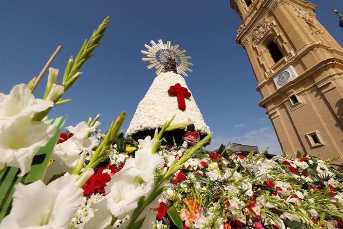 La talla de la Virgen del Pilar, que alcanza los 15 metros de altura, en la ofrenda de flores, en Zaragoza (Aragón/España) a 12 de octubre de 2019.