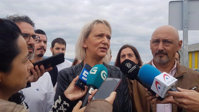 La candidata de Más País por A Coruña, Carolina Bescasa, ofrece declaraciones a los medios