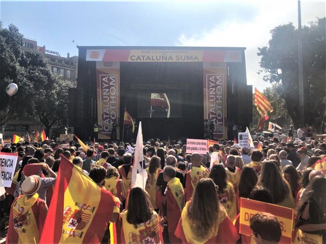 Manifestación en Barcelona por el 12 de Octubre y la Hispanidad, organizada por Cataluña Suma y Espanya i Catalans