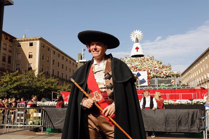 El alcalde de Zaragoza, Jorge Azcón, asiste a la ofrenda de flores a la Virgen del Pilar, en Zaragoza (Aragón/España) a 12 de octubre de 2019.