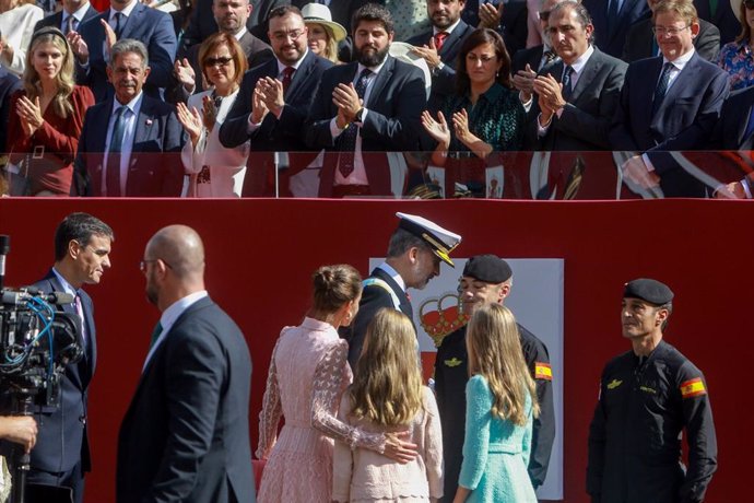 El Rey Felipe VI saluda al paracaidista accidentado durante el desfile militar por el Día de la Fiesta Nacional, en Madrid (España) a 12 de octubre de 2019.