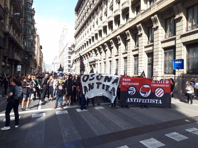 Centenares de antifascistas se manifiestan en Barcelona contra el 12 de octubre.