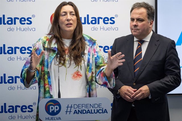 La secretaria general del PP-A, Loles López, junto a Juan Carlos Duarte, portavoz del PP en la Diputación de Huelva.