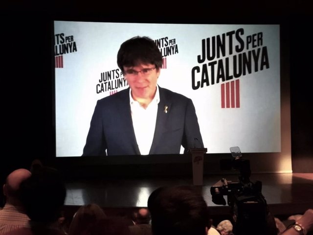 El expresidente de la Generalitat Carles Puigdemont interviene en un acto de JxCat en Terrassa (Barcelona)