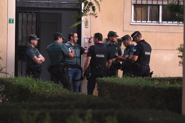 La Guardia Civil registra el domicilio de la mujer de 38 años y nacionalidad española detenida como presunta autora de la muerte de su hijo de siete años edad, cuyo cuerpo transportaba en el interior de su vehículo cuando ha sido detenida por los agentes 