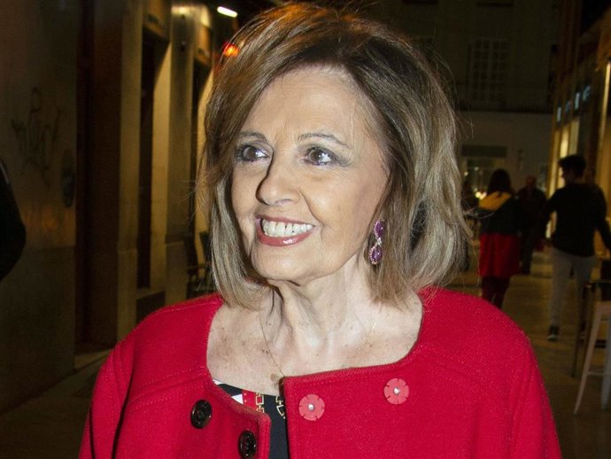 María Teresa Campos ha aprovechado la presentación del libro de Risto Mejide para hablar sobre el futuro de su nieta Alejandra Rubio. La hija de Terelu Campos ha dejado diseño de moda, para empezar este septiembre la carrera de derecho. La presentadora 