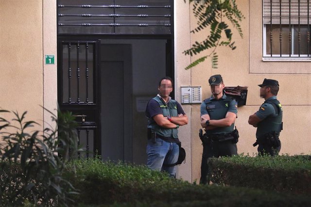 La Guardia Civil registra el domicilio de la mujer de 38 años y nacionalidad española detenida como presunta autora de la muerte de su hijo de siete años edad, cuyo cuerpo transportaba en el interior de su vehículo cuando ha sido detenida por los agentes 