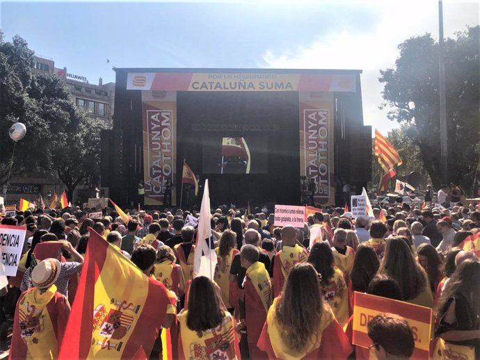 Manifestació a Barcelona pel 12 d'Octubre i la Hispanitat, organitzada per Catalunya Suma i Espanya i Catalans.