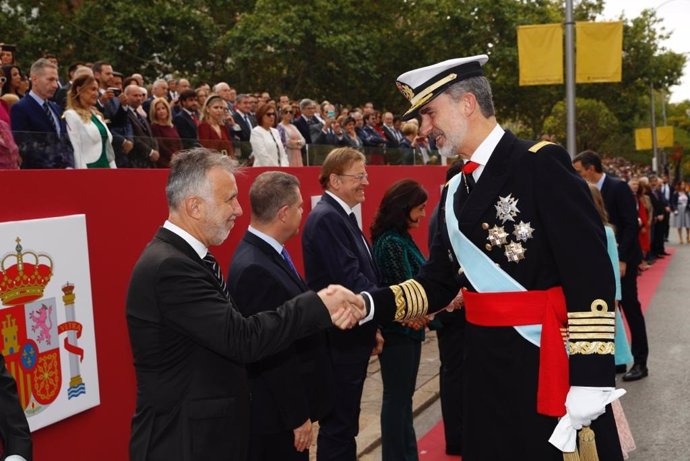 El presidente de Canarias, Ángel Víctor Torres, saluda al rey Felipe VI en el Día de la Hispanidad