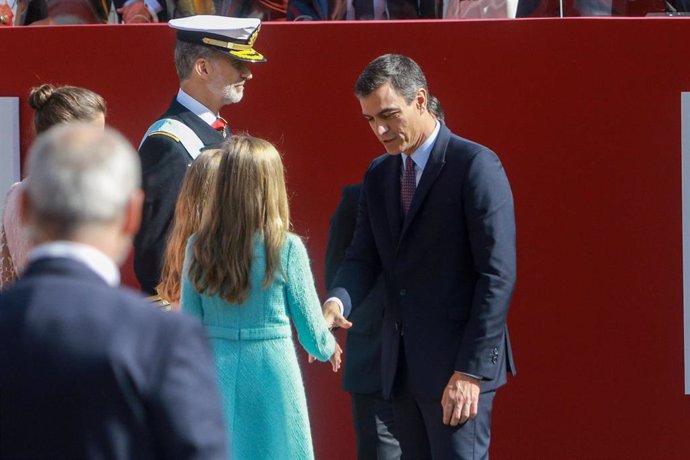 El presidente del Gobierno en funciones, Pedro Sánchez, saluda a la princesa Leonor y a la infanta Sofía durante el desfile del Día de la Fiesta Nacional, en Madrid (España) a 12 de octubre de 2019.