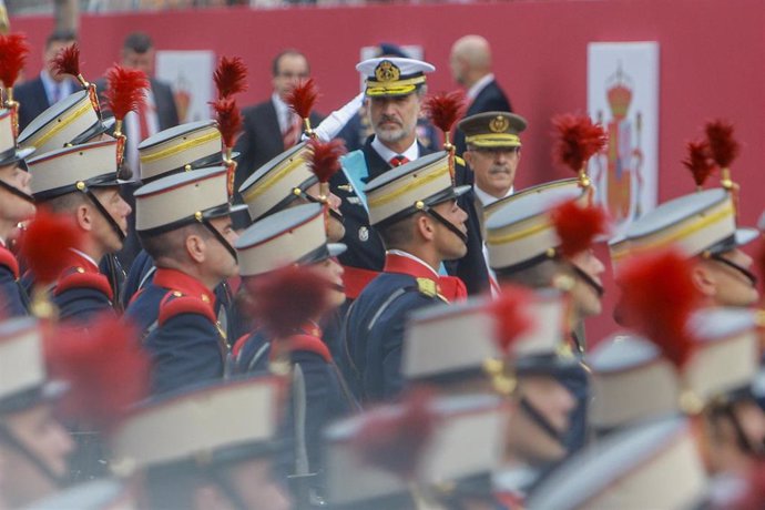 El Rey Felipe VI, frente a militares participantes en el desfile del Día de la Fiesta Nacional, en Madrid (España) a 12 de octubre de 2019.