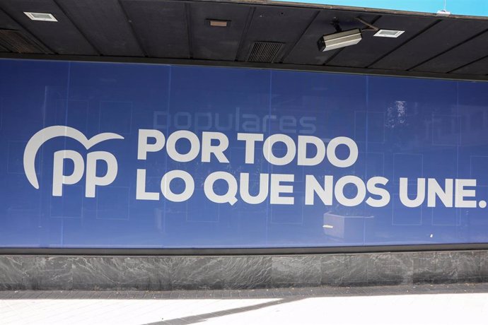 Cartel en la pared de la sede del PP en la Calle Génova, 13, en la que se lee 'Por todo lo que nos une', lema del partido para la campaña electoral del 10-N, en Madrid (España), a 7 de octubre de 2019.